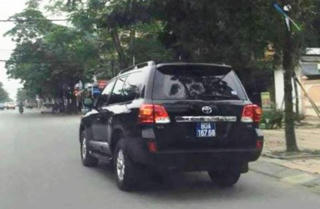 Vụ DN tặng 2 xe sang cho Nghệ An: 'Tỉnh sẽ nghiêm túc chấp hành khi có yêu cầu'