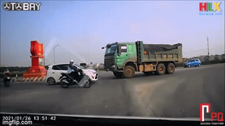  Xe tải ben 'ngổ ngáo' bị tài xế ôtô con ép đi đúng luật