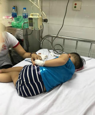 Nỗi ám ảnh của ông bố sau lần để con 'khóc chán thì nín'