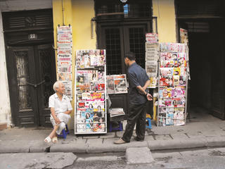 Cuộc sống qua ảnh: Thú đọc báo giấy