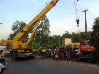 Xe tải lật nhào xuống ao tài xê mắc kẹt trong cabin nhiều giờ