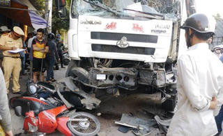 Bình Định: Xe tải gây tai nạn liên hoàn, 3 người nhập viện