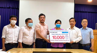 Trao tặng 20.000 khẩu trang kháng khuẩn cho ngành Y tế và độc giả