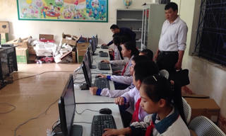 Tặng 10 bộ máy vi tính cho học sinh Xuân Lũng