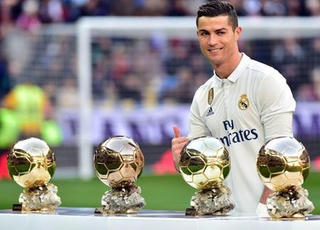 Tượng của C.Ronaldo gây 'bão' vì… đẹp trai bất ngờ