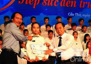Hơn 1,8 tỷ đồng học bổng “Tiếp sức đến trường”