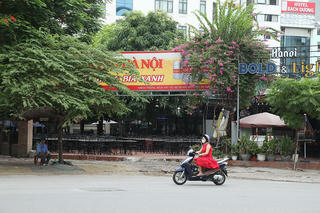 Hàng quán Hà Nội bắt đầu thưa vắng sau lệnh tạm dừng hoạt động
