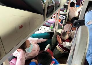 Xe khách nhồi nhét: người nằm, người ngồi la lối om sòm