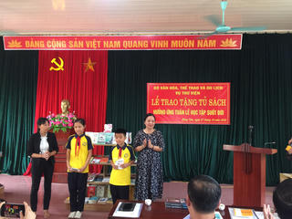 Trao tặng sách cho người dân Đồng Tâm