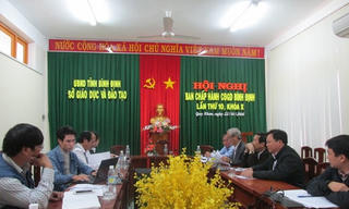 Khi thầy giáo định mổ bụng tại lễ kỷ niệm