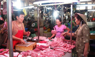 Thịt "sạch" chật vật chen chân vào chợ truyền thống