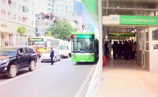 Xe buýt nhanh chính thức lăn bánh trên đường Hà Nội