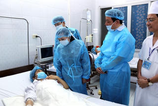 Bộ trưởng Bộ Y tế thăm các bệnh nhân ghép tạng tại BV 103