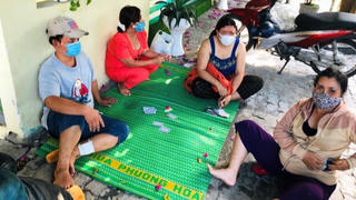 Đề xuất phạt 166 triệu đồng 10 người đánh bài trên vỉa hè
