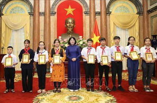 Phó Chủ tịch nước gặp mặt Đoàn đại biểu cháu ngoan Bác Hồ tỉnh Bắc Giang