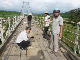 Cầu treo mới sử dụng đã hỏng