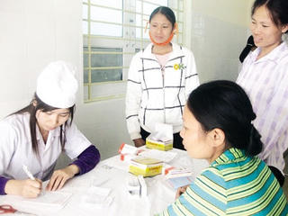 Phân công công việc với cán bộ chuyên trách dân số làm việc tại Trạm Y tế xã