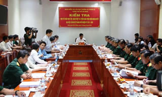 Ông Đinh La Thăng làm việc với Đảng ủy Quân sự TP HCM