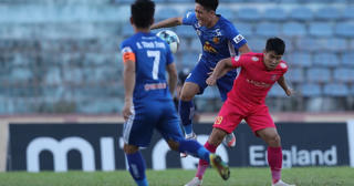 Nỗi lo của các đội bóng khi V-League hoãn vì dịch Covid-19