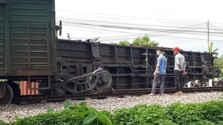 Tàu hàng trật bánh, đường sắt Bắc-Nam lại bị tê liệt nhiều giờ
