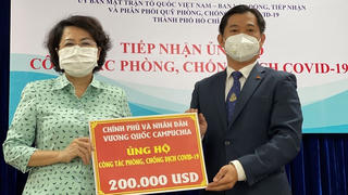 [BẢN TIN MẶT TRẬN] Tổng Lãnh sự Campuchia tại TP Hồ Chí Minh trao 200.000 USD ủng hộ Quỹ Phòng, chống dịch Covid-19