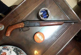 Bắt nhóm cho vay lãi nặng tàng trữ súng và áo giáp