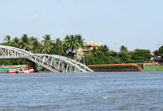 Bắt chủ sà lan đâm sập cầu Ghềnh