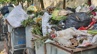 [ẢNH] TP Thái Bình: Dân chặn xe thu gom, rác thải tràn ngập phố phường