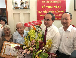 BẢN TIN MẶT TRẬN: Chủ tịch Nguyễn Thiện Nhân trao Huy hiệu Đảng cho các vị lão thành cách mạng