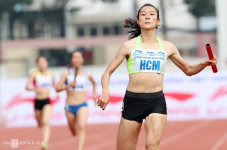 Lê Tú Chinh và đồng đội phá kỷ lục quốc gia