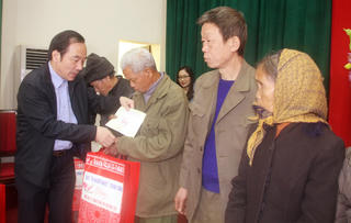 Tặng quà hộ nghèo nhân dịp Tết Tân Sửu 2021