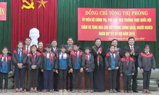 Phó Chủ tịch Quốc hội Tòng Thị Phóng tặng quà cho người dân tại Anh Sơn