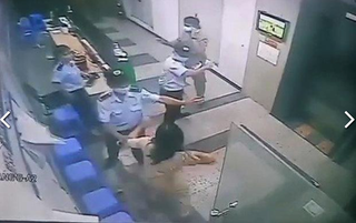 [VIDEO] Người phụ nữ không đeo khẩu trang, hành hung bảo vệ chung cư bị phạt 2 triệu đồng