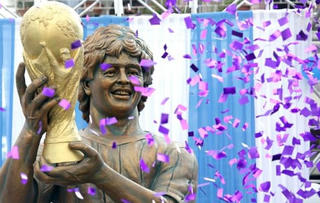 Maradona bị đúc tượng xấu như Ronaldo
