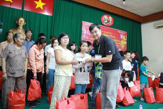 TP HCM: Trao quà Tết cho trẻ em có hoàn cảnh đặc biệt khó khăn