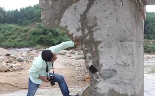 Qua lũ phát hiện… cây cầu không sắt