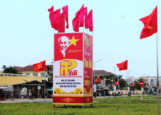 [ẢNH] TP Tam Kỳ rực rỡ cờ hoa chào mừng Đại hội lần thứ XIII của Đảng