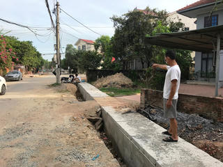 Hiến ‘đất vàng’ để mở đường