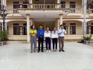 Nhặt được 5 triệu đồng, 2 học sinh tìm người trả lại