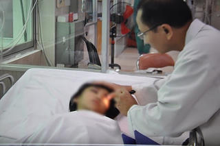 Bé gái thoát lưỡi hái tử thần sau khi rơi từ độ cao 16m