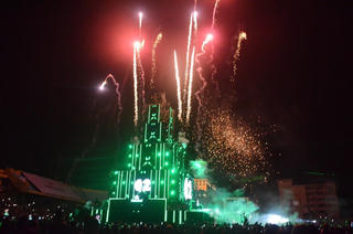 Chúc mừng năm mới 2019 với màn pháo hoa rực sáng bầu trời