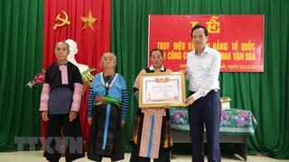 Trao bằng Tổ quốc ghi công cho thân nhân Trưởng Công an xã hy sinh khi cứu dân