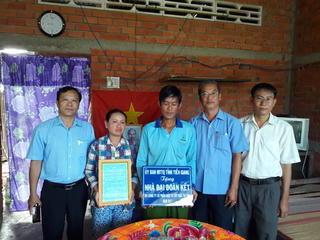 Bàn giao nhà đại đoàn kết cho hộ nghèo, hộ cận nghèo