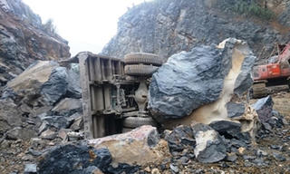 4 người thương vong vì sập mỏ đá