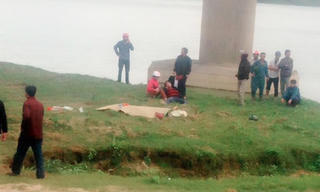 Bị ô tô đâm, mẹ chồng, con dâu văng ra khỏi cầu tử vong