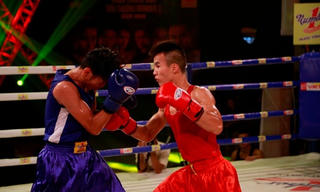 Đương kim vô địch boxing liên tục ra đòn khiến đối thủ không thể ngẩng đầu
