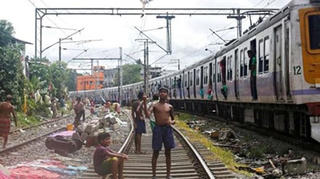Đục thủng nóc tàu hỏa đang chạy để lấy triệu đô