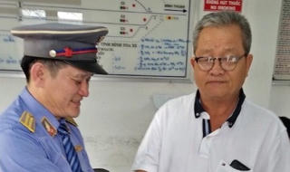 Hành khách may mắn nhận lại 60 triệu đồng quên trên chuyến tàu cuối năm