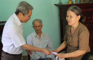 Mặt trận Bình Định thăm, tặng quà Mẹ Việt Nam Anh hùng, người có công