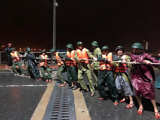 Cứu ngư dân và tàu cá trôi ra biển giữa đêm khuya